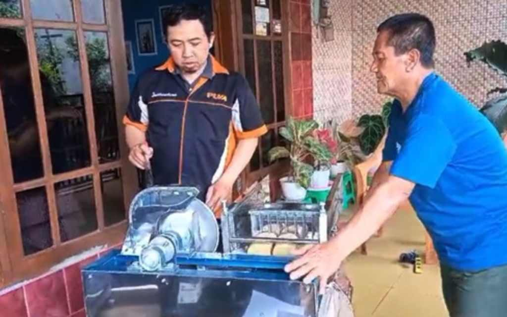 Dosen Politeknik UNISMA Melakukan Pengabdian dengan Program Peningkatan Produksi Kerupuk dan Pemasarannya di Pasuruan